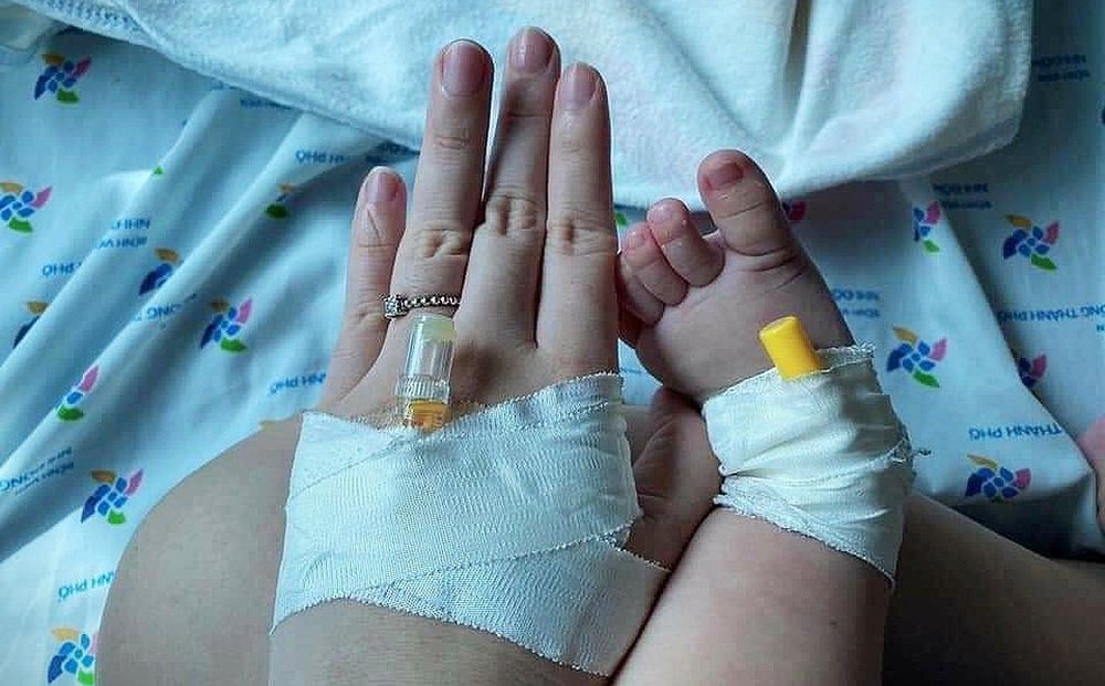 Nhật ký điều trị Covid-19 của mẹ con bé Tỏi: "Máu em đông đặc. Mỗi lần y tá bóp để máu chảy ra, tim mẹ như thắt lại"