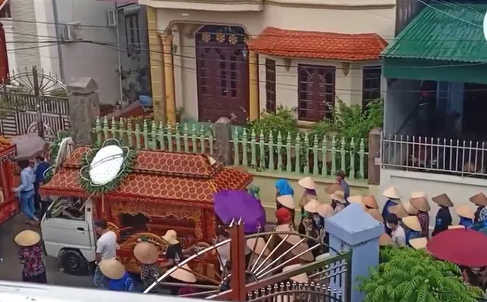 Đau xót phát hiện 2 chị em đuối nước tử vong dưới bể bơi nhà hàng xóm