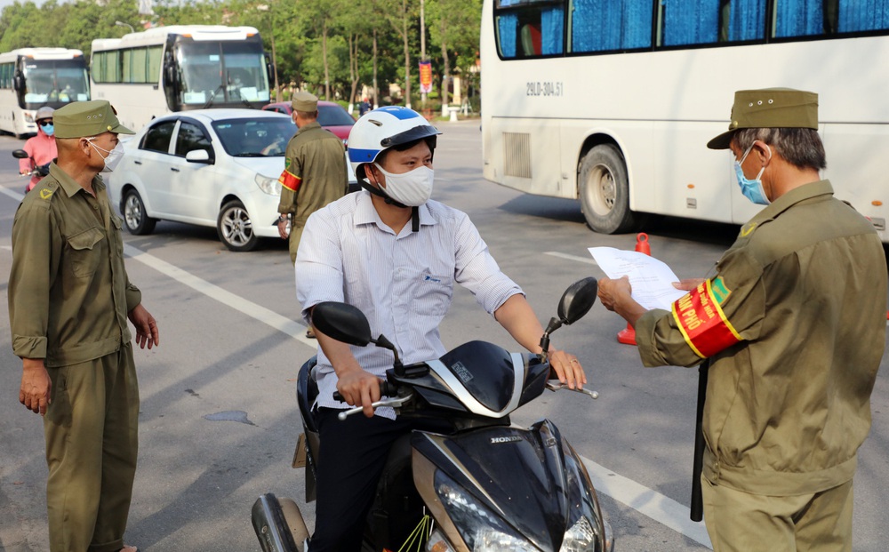 Người dân Hà Nội bị phạt đến 3 triệu nếu ra đường không thực sự cần thiết trong thời gian giãn cách