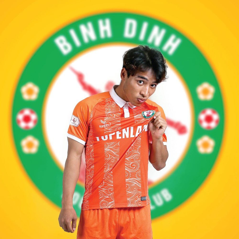 Tân binh bí ẩn ở ĐT Việt Nam từng đi bán giày, nghỉ bóng đá 2 năm vì chấn thương quái ác - Ảnh 1. Tân binh bí ẩn ở ĐT Việt Nam từng đi bán giày, nghỉ bóng đá 2 năm vì chấn thương quái ác - Ảnh 1.