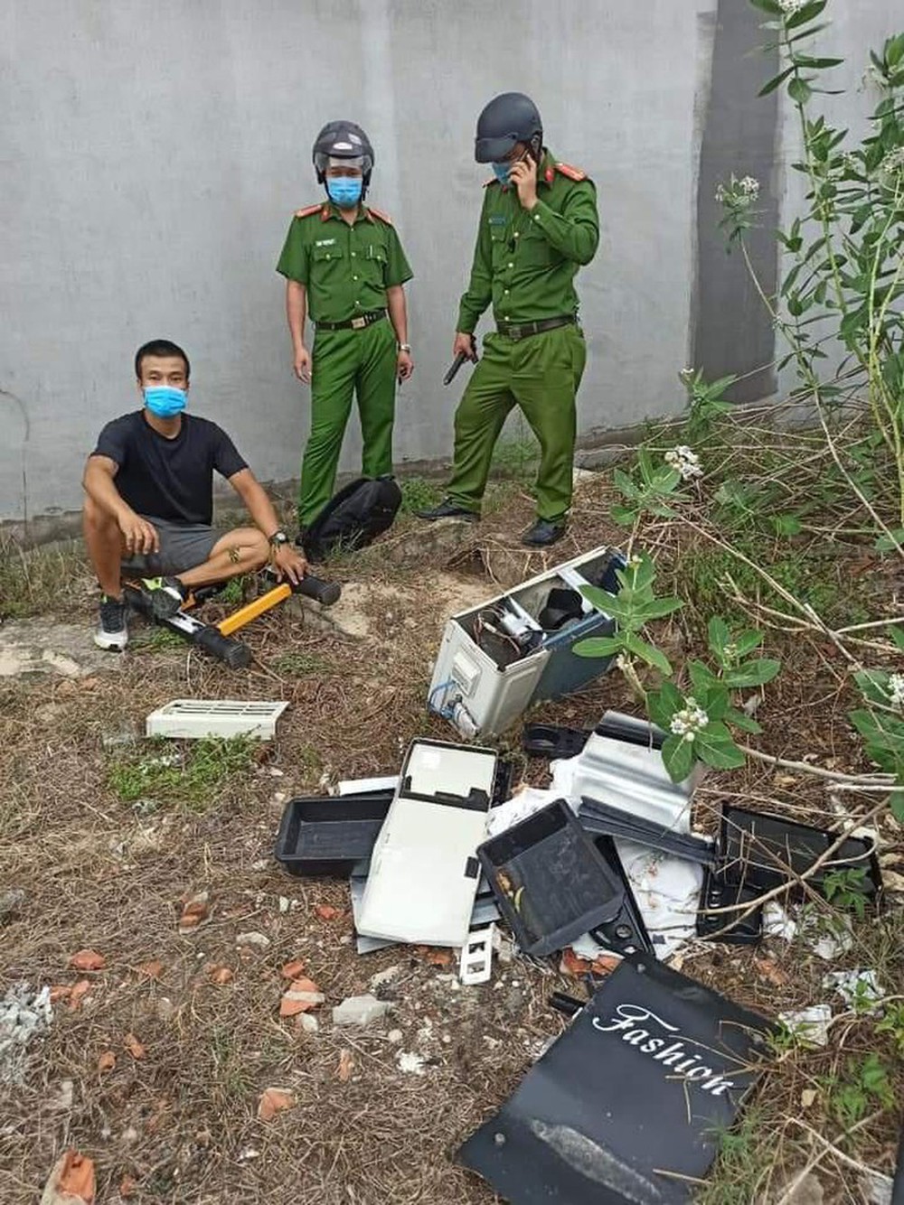 Tên trộm giả danh chủ nhà… mời công an vào uống nước - Ảnh 1.