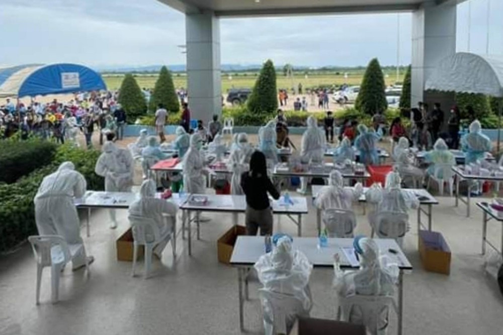 Xưởng chế biến thịt gà lớn nhất Châu Á trở thành ổ dịch Covid-19 khổng lồ: Gần 3500 công nhân bị nhiễm - Ảnh 2.