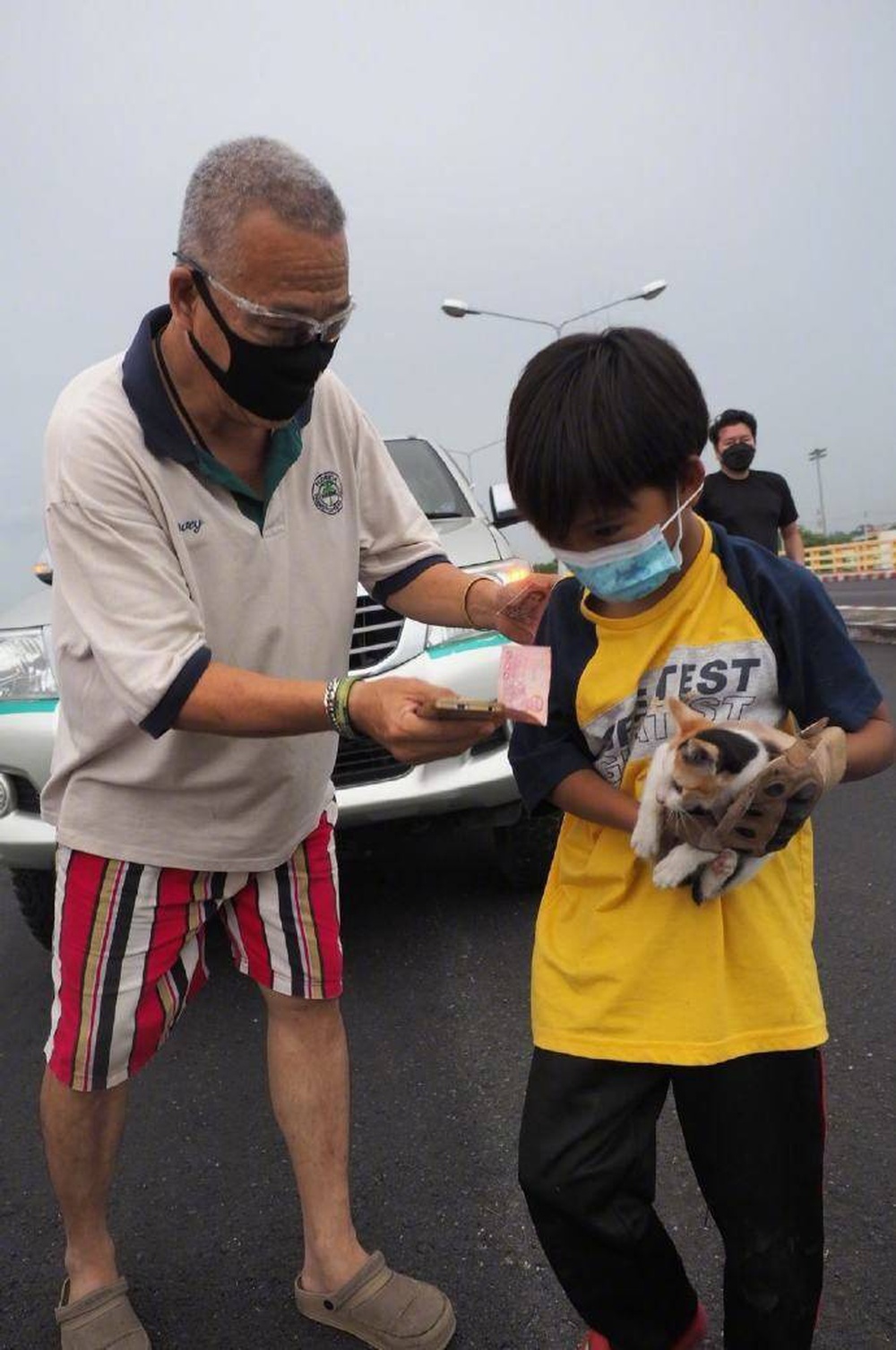 Cậu bé lao xuống gầm xe ô tô trên đường, biết mục đích hành động ai cũng phải xuýt xoa - Ảnh 6.