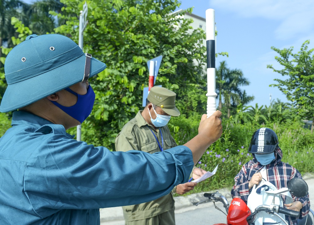 Hà Nội: Phường phát phiếu kiểm soát phòng, chống COVID-19, mỗi nhà chỉ ra đường 1 lần/ngày - Ảnh 10.