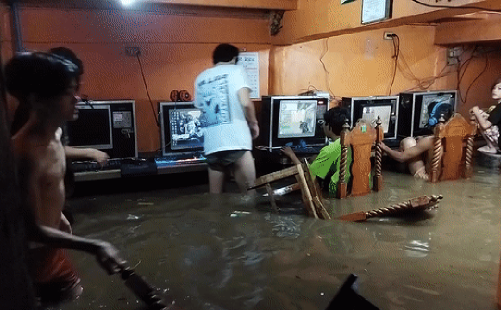 Mặc kệ lũ lụt ngập cả mét, quán net Philippines vẫn chật kín game thủ rủ nhau đến "combat" như thường
