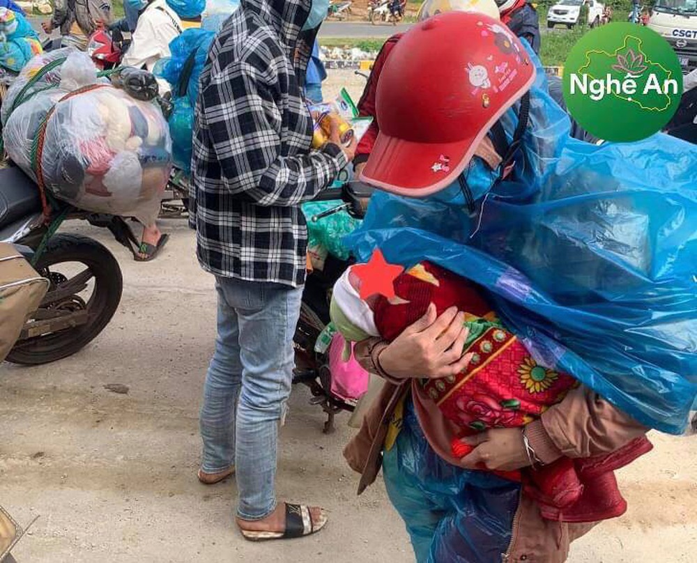 Xót xa em bé 10 ngày tuổi cùng bố mẹ vượt 1400km về Nghệ An tránh dịch Covid-19 - Ảnh 2.