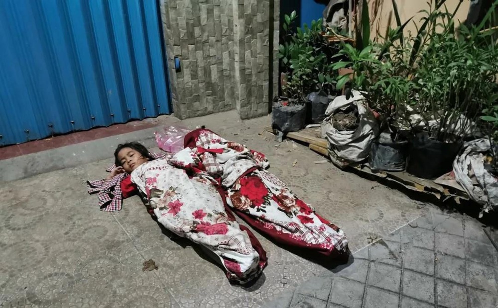 2 em nhỏ đắp chăn ngủ ngoài đường vì không biết nương tựa vào ai: Câu chuyện phía sau vừa chua xót vừa ám ảnh