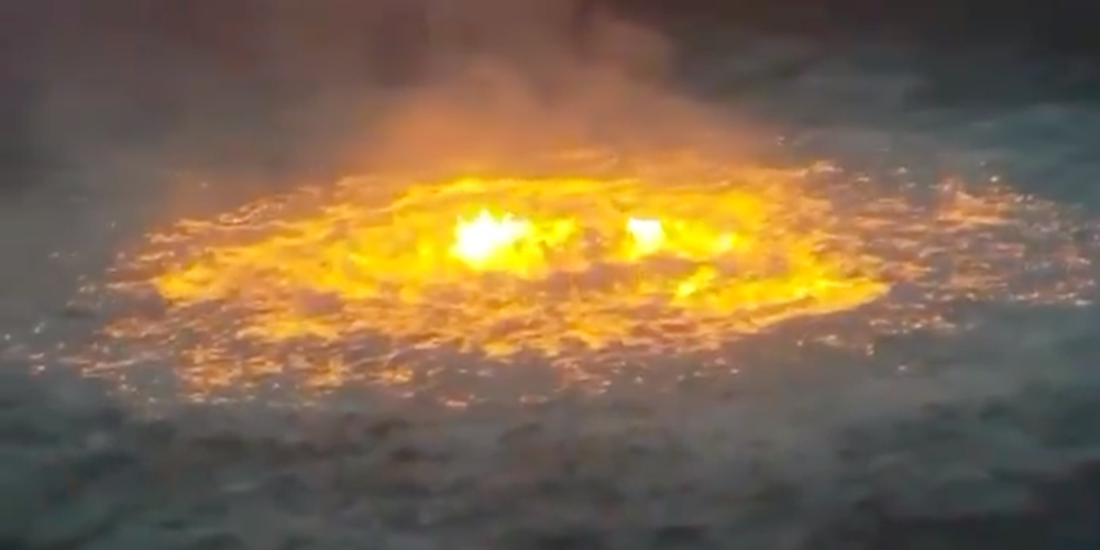 Kinh hoàng cảnh mắt lửa khổng lồ rực cháy ngoài khơi Vịnh Mexico như cánh cổng vào địa ngục - Ảnh 1.