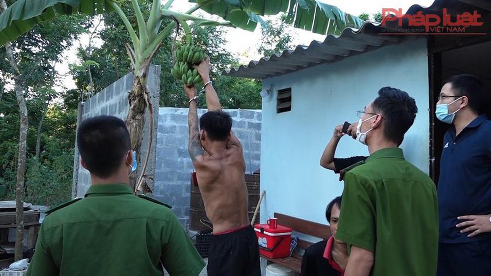 Bắt đối tượng giấu gần 1.000 viên ma túy trong sân vườn - Ảnh 1.