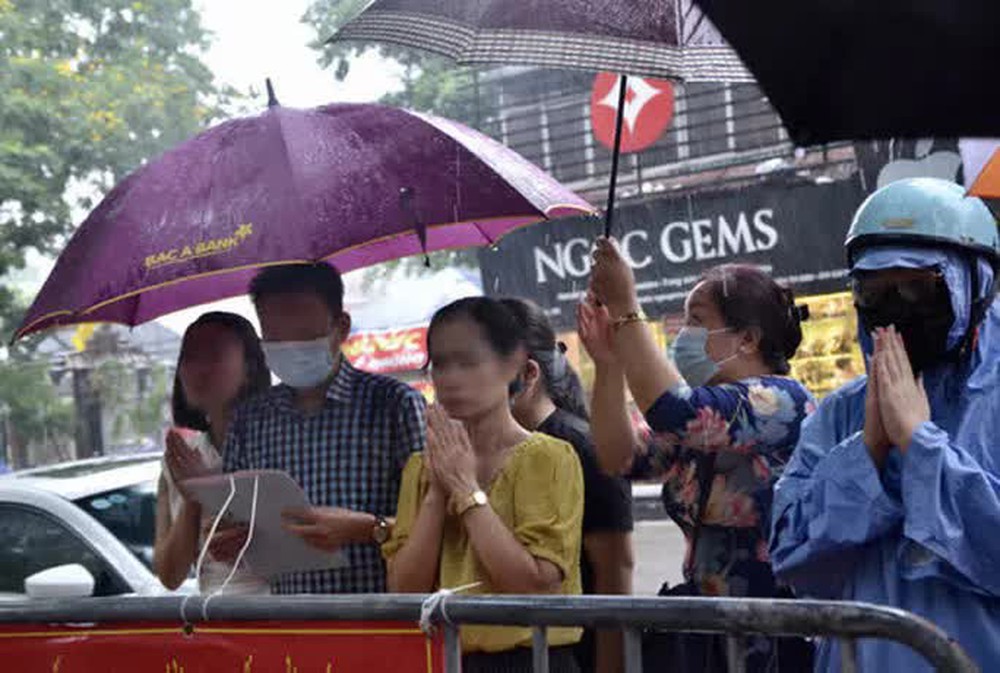 Cận cảnh các sĩ tử đội mưa to vái vọng ở Văn Miếu trước kỳ thi THPT - Ảnh 5.