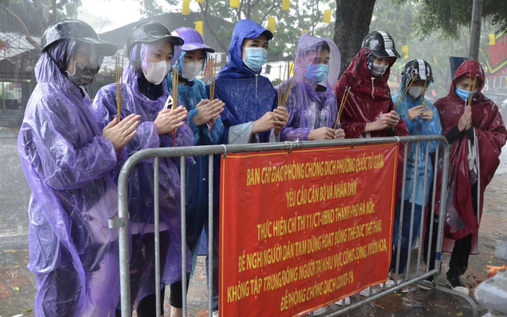 Cận cảnh các sĩ tử đội mưa to vái vọng ở Văn Miếu trước kỳ thi THPT - Ảnh 9.