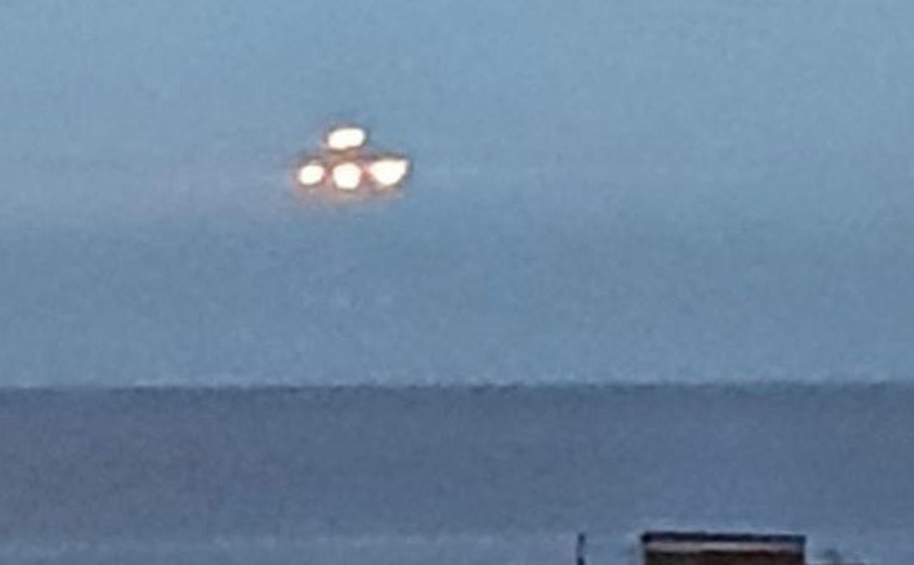 Bất ngờ chạm trán UFO phát sáng lơ lửng trên bờ biển rồi đột ngột biến mất