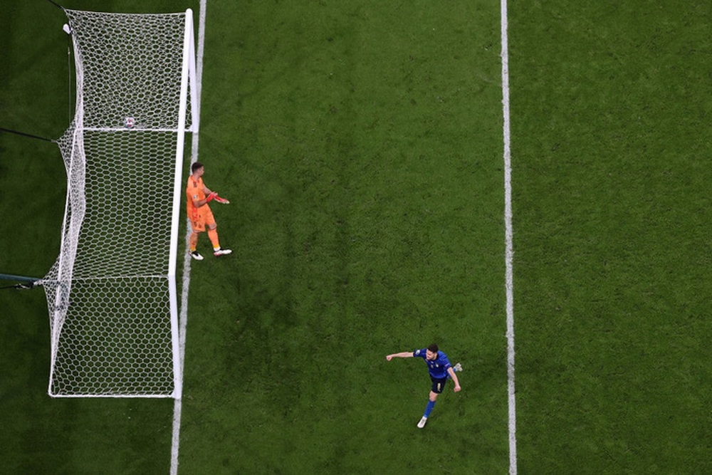 Ảnh: Tuyển Italy ăn mừng cuồng nhiệt sau chiến thắng tại bán kết Euro 2020 - Ảnh 1.
