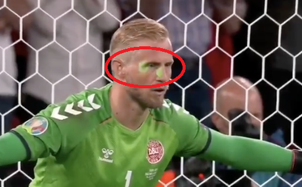 Euro 2020: Fan đội tuyển Anh chơi "đòn bẩn", chiếu đèn laser vào mắt thủ môn Đan Mạch
