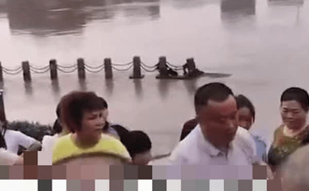 Cứu đứa trẻ đuối nước, người đàn ông bị đám đông vây chặt khi lên bờ