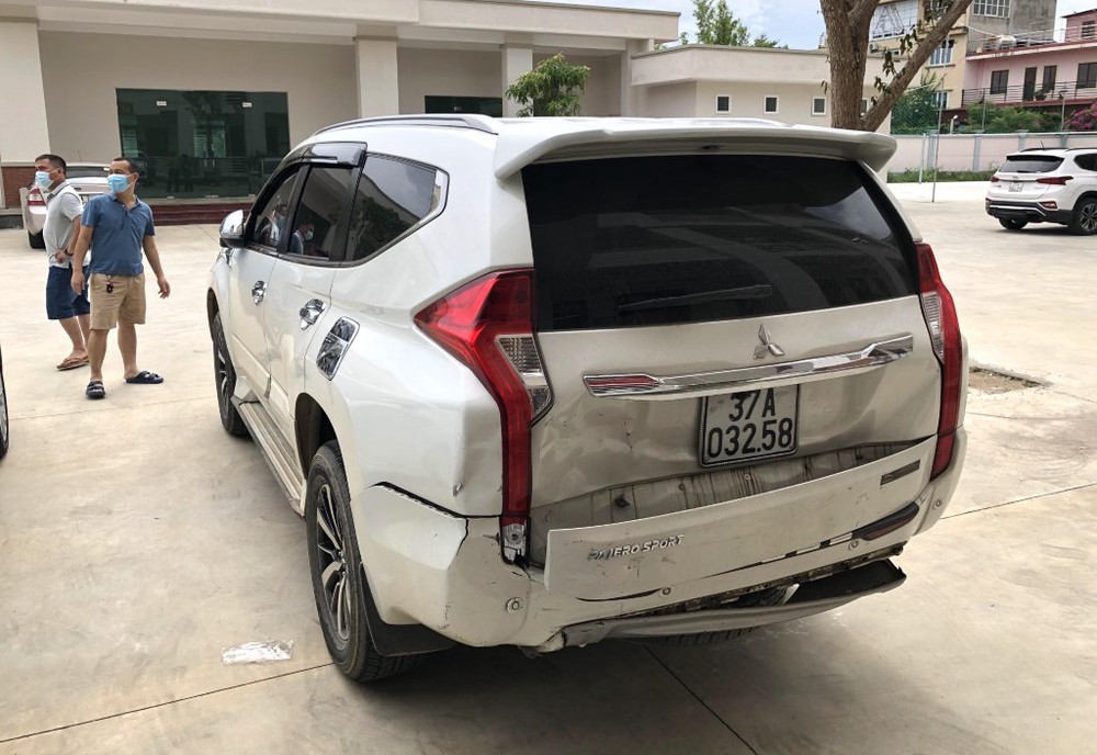Thay biển số giả để chở 7 con hổ đi giao cho khách, lùi xe đâm nát đầu xe cảnh sát để chạy trốn - Ảnh 1.