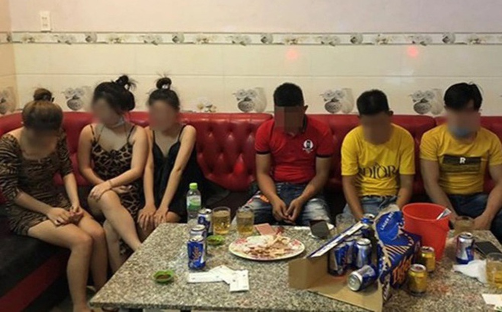 Hát karaoke cùng 3 cô gái "ăn mặc mát mẻ" khi đang giãn cách, bị phạt hơn 117 triệu đồng