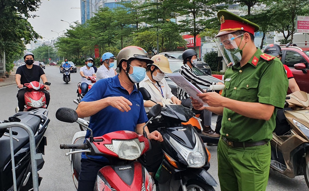 Hà Nội: Người ra đường chỉ cần giấy tờ tùy thân, Giấy đi ...