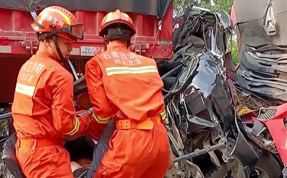 Hiện trường tai nạn kinh hoàng và pha thoát chết thần kỳ của 2 nạn nhân