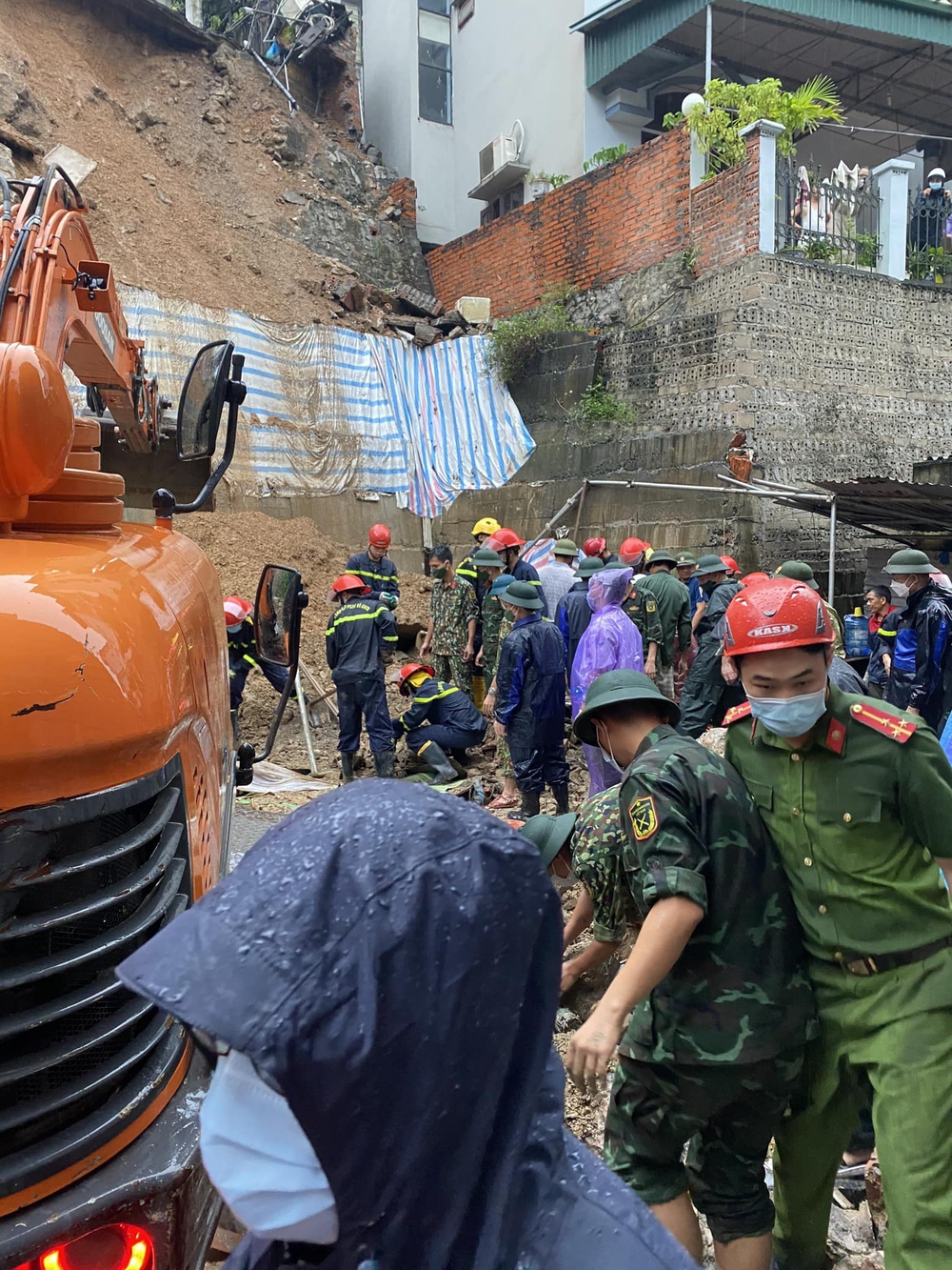 NÓNG: Sạt lở bờ kè vùi lấp 4 người ở thành phố Hạ Long - Ảnh 4.