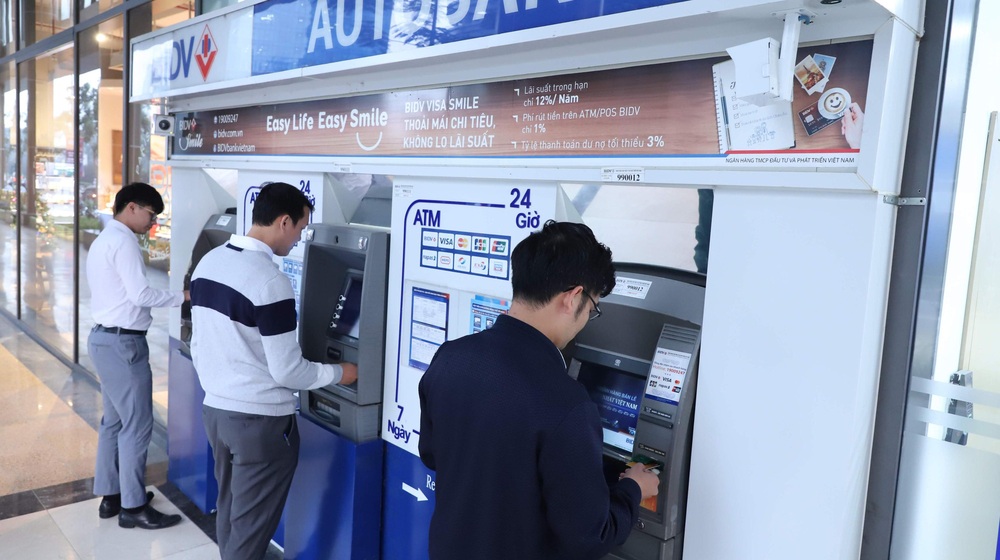 Hàng loạt ngân hàng miễn phí, giảm phí chuyển tiền online, rút tiền ATM, mức cụ thể ra sao? - Ảnh 5.