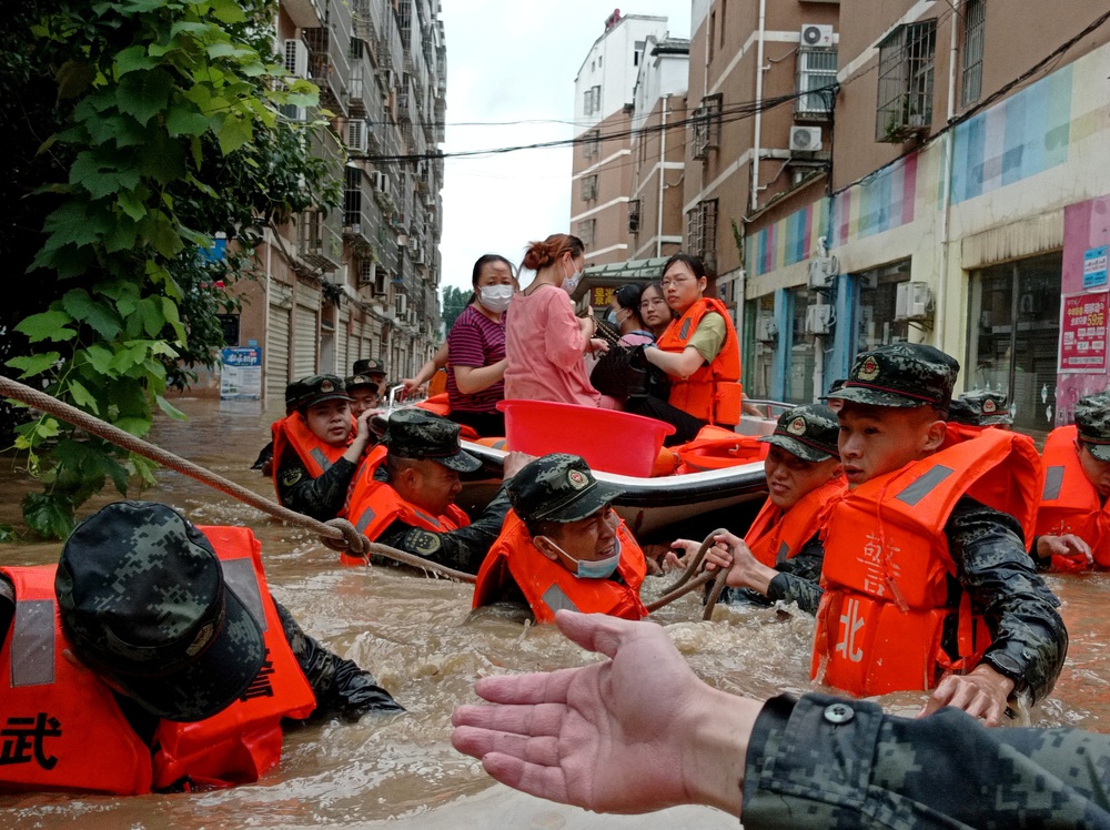 Trung Quốc, Nhật Bản phát cảnh báo đỏ: Ác mộng mưa lũ siêu lớn còn kéo dài đến tuần sau - Ảnh 1. Trung Quốc, Nhật Bản phát cảnh báo đỏ: Ác mộng mưa lũ siêu lớn còn kéo dài đến tuần sau - Ảnh 1.