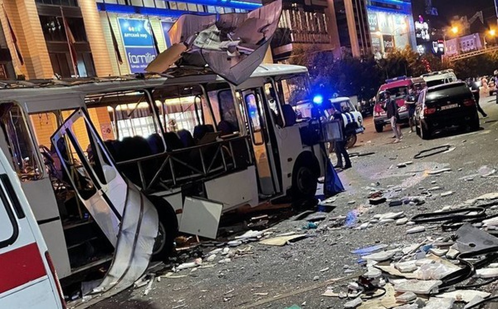 Thót tim khoảnh khắc xe buýt ở Nga phát nổ với 30 hành khách bên trong