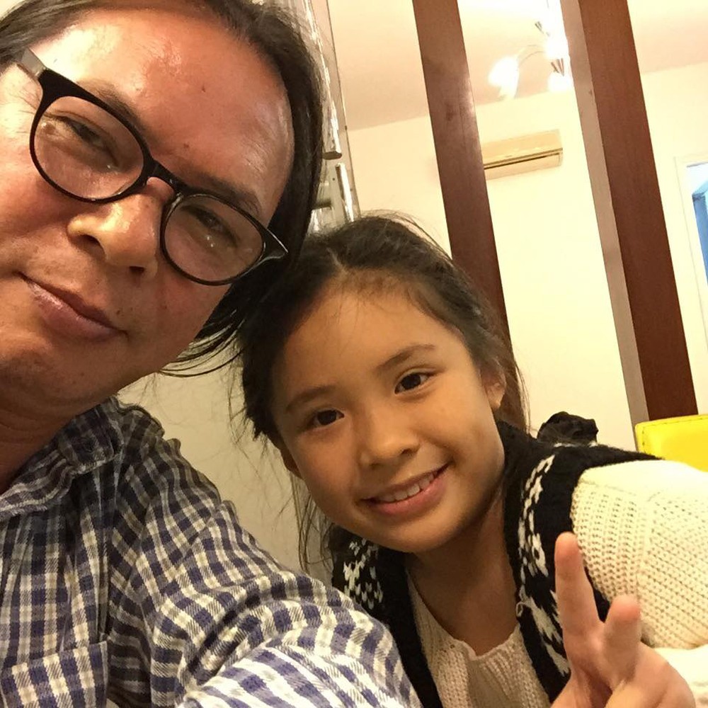 Con gái 14 tuổi phổng phao, có tài ca hát của đạo diễn Trần Lực và vợ 3 - Ảnh 2.
