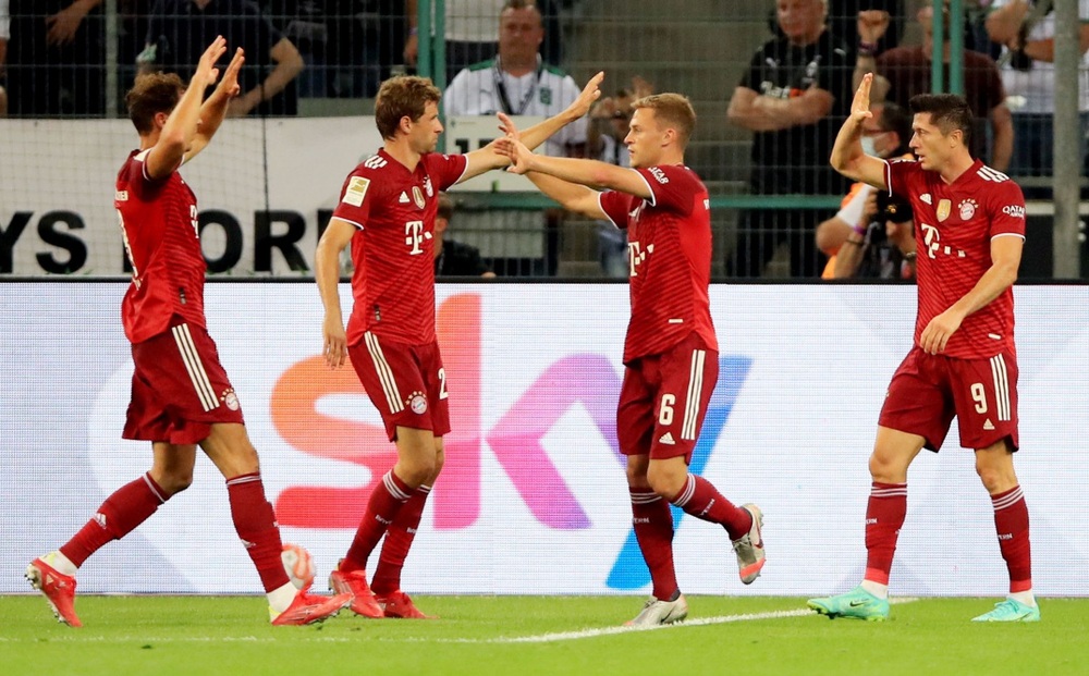 Lewandowski tỏa sáng, Bayern thoát thua trong trận ra quân Bundesliga