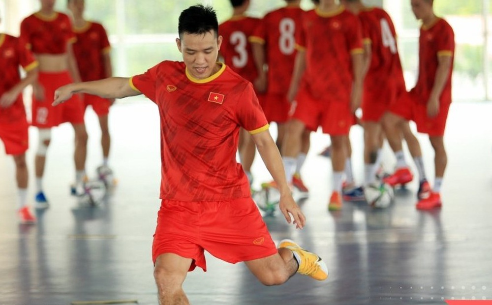 ĐT Việt Nam căng mình tập luyện trước trận giao hữu với Tây Ban Nha
