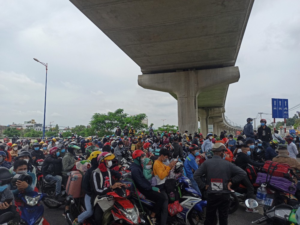 Hàng trăm người lỉnh kỉnh đồ đạc, đi xe máy rời Tp. HCM, cửa ngõ phía Đông tắc nghẽn - Ảnh 9.