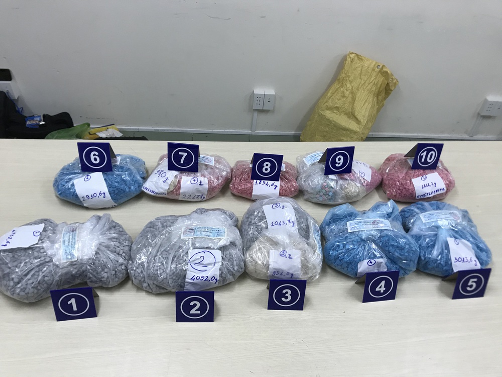 Hơn 30 kg ma tuý nguỵ trang trong viên kẹo socola từ Pháp về TP.HCM - Ảnh 4.