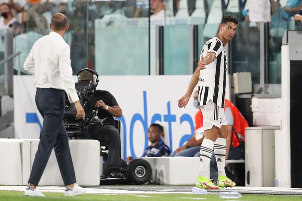 Ronaldo bất ngờ bị chỉ trích vì vào phòng thay đồ trong lúc đội nhà đang thi đấu - Ảnh 2.