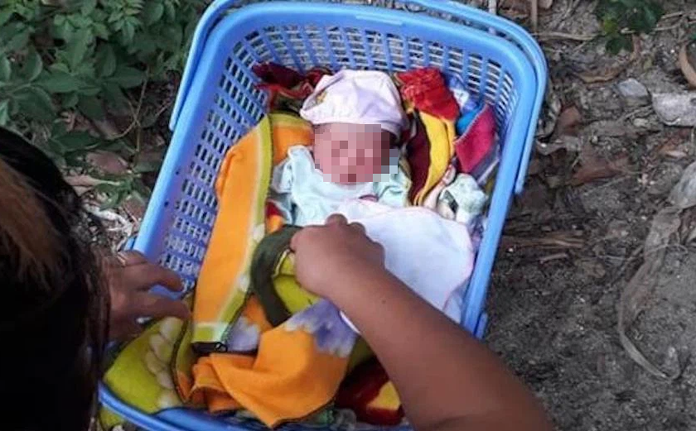 Bé sơ sinh quấn trong khăn dính máu bị bỏ rơi ở gốc cây xoài, kèm phong bì tiền