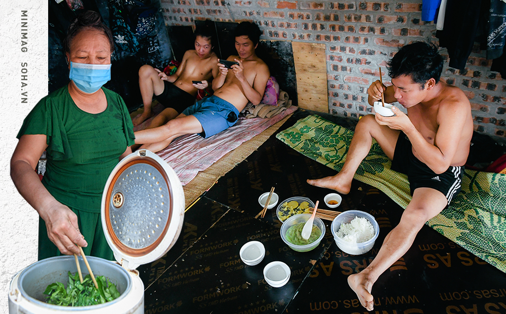 Lao động nghèo giữa đại dịch ở Thủ đô: Hái rau dại để ăn, 8 người ngày chia nhau 4 suất cơm