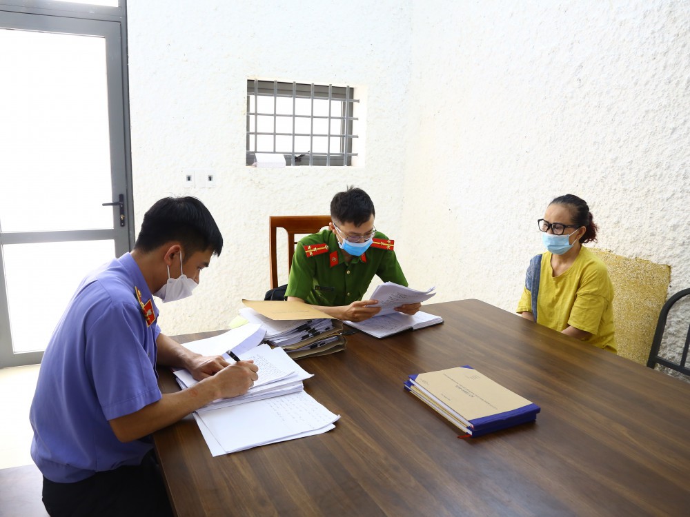 Nữ quái dùng dây điện đánh đập, tra tấn con nợ vì không có tiền trả lãi - Ảnh 2.