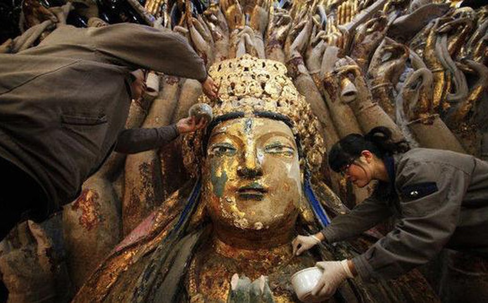 Sửa tượng Phật Quan Âm nghìn tay 800 năm tuổi, vô tình phát hiện 1 không gian bí mật, đoàn công tác kinh ngạc khi thấy thứ bên trong