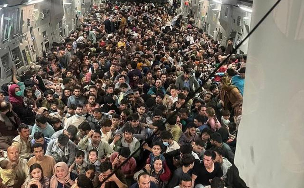 640 người Afghanistan "nhồi" trong máy bay vận tải quân sự Mỹ rời Kabul