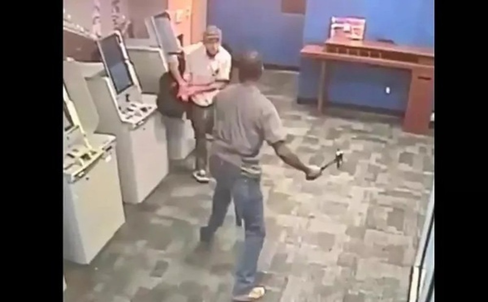 Người đàn ông bị tấn công dã man khi đang rút tiền ở ATM trong ngân hàng