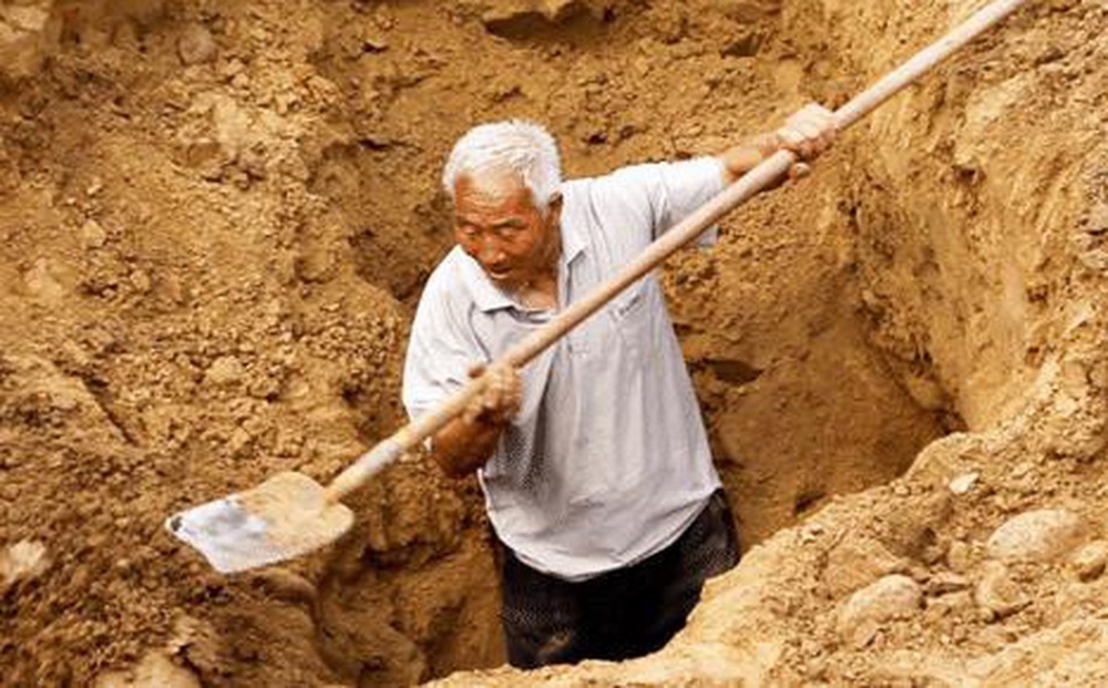 Thấy công nhân liên tục làm ngoài giờ, chăm chỉ đột xuất, chủ thầu không rõ vì sao: 2 năm sau cảnh sát tới gõ cửa!