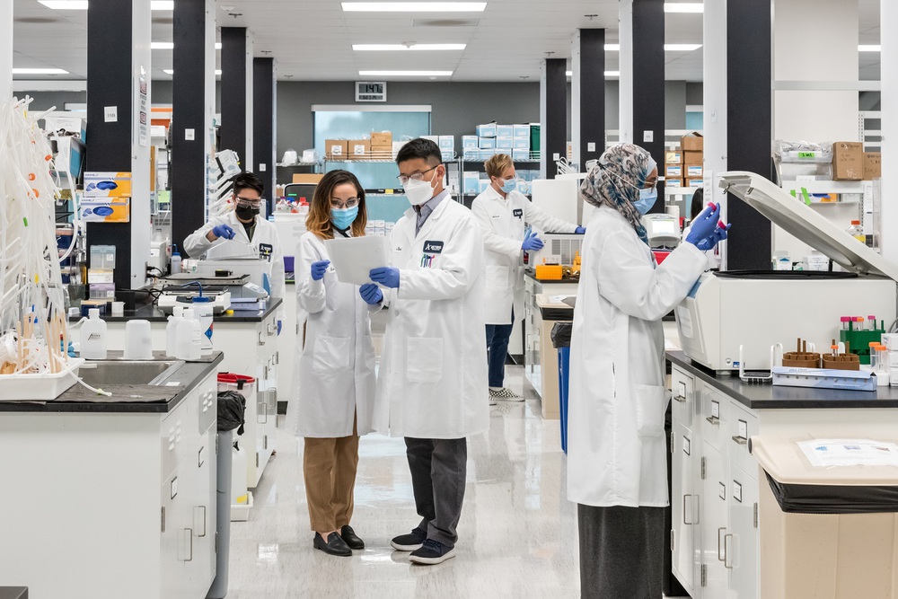 Vingroup chính thức ký độc quyền sản xuất vắc xin COVID-19 tại Việt Nam - Ảnh 1.