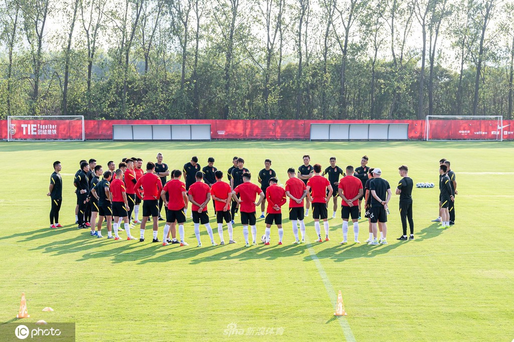 Lịch thi đấu ma quỷ khiến tuyển Trung Quốc lao đao, vắng 17 cầu thủ ở buổi tập đầu tiên - Ảnh 1.