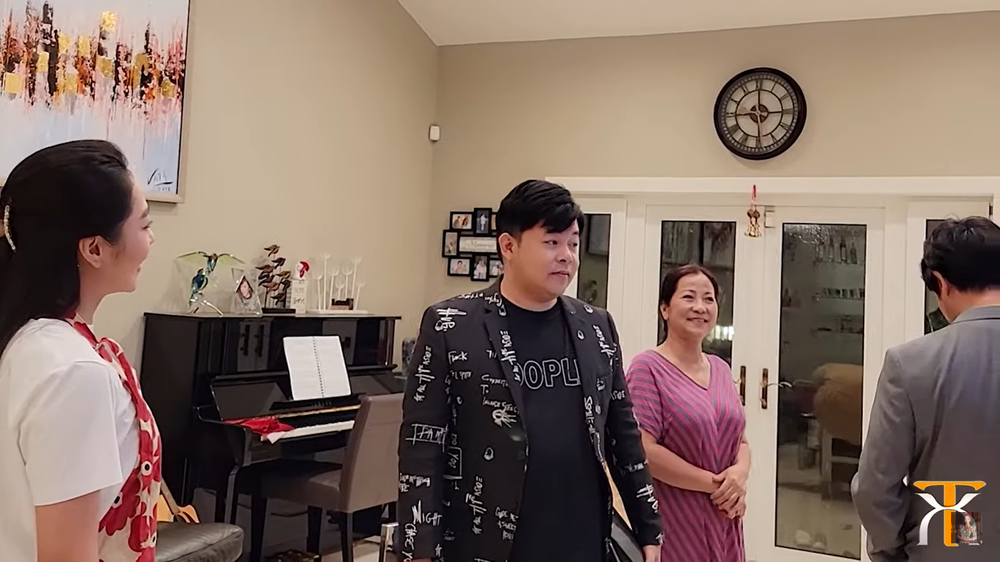 Quang Lê ôm chặt vợ sắp cưới Hà Thanh Xuân khi gặp lại tại Mỹ sau hai tháng xa cách - Ảnh 4.