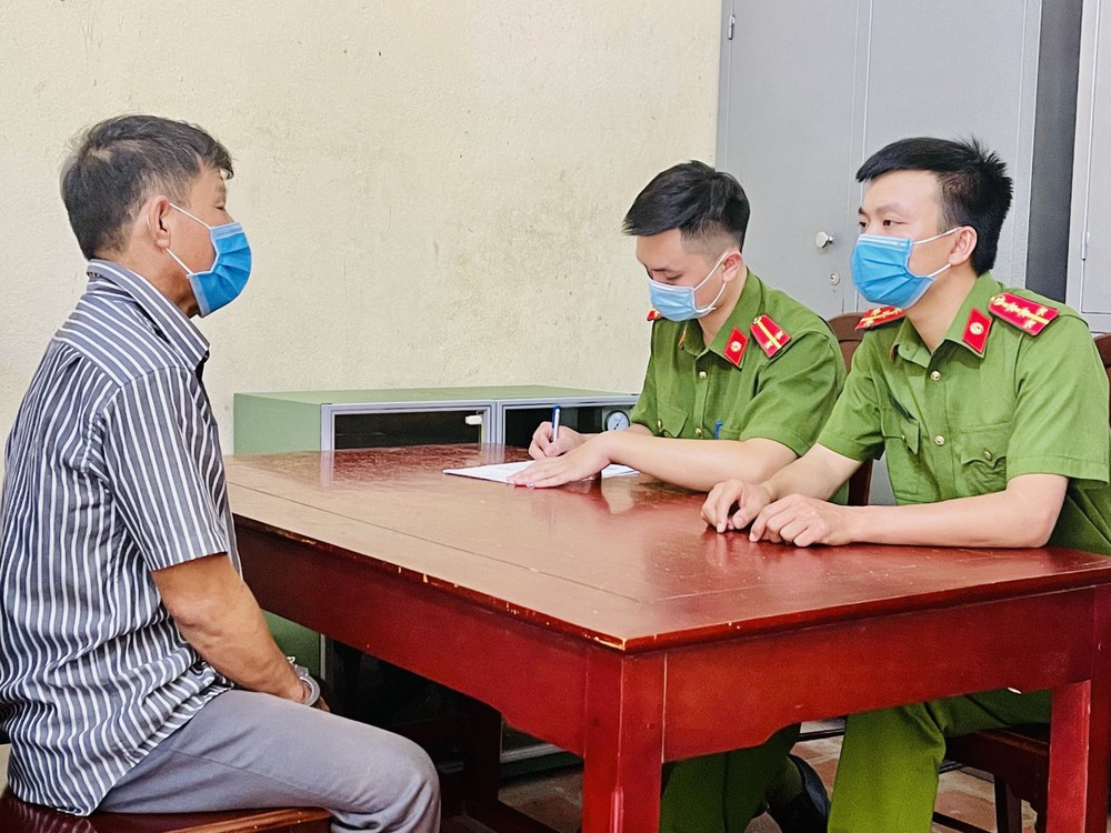 Cầm dao chém chết vợ, lấy chăn trùm kín thi thể rồi mới đến cơ quan công an đầu thú - Ảnh 2.