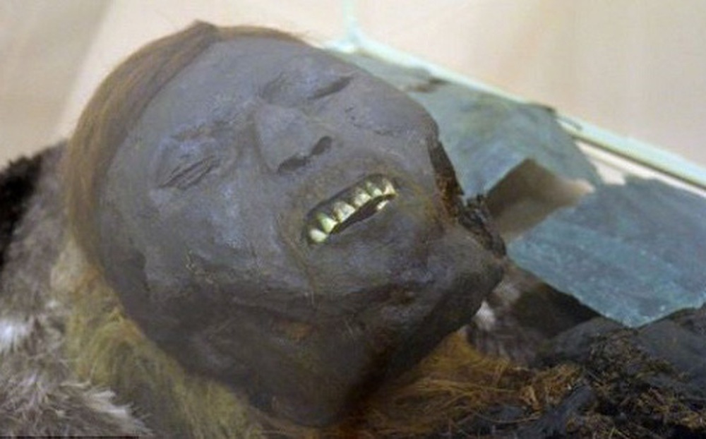 Tìm thấy nhiều xác ướp tại khu mộ tập thể, các nhà khoa học sửng sốt khi nhìn vào một khuôn mặt đen sì, tóc vàng cùng 'nụ cười' bí hiểm