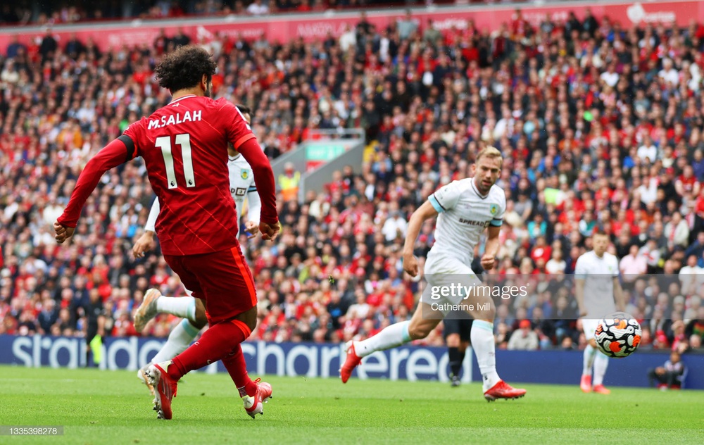 Salah tịt ngòi, Liverpool vẫn áp đảo toàn diện Burnley để leo lên ngôi đầu Premier League - Ảnh 2.