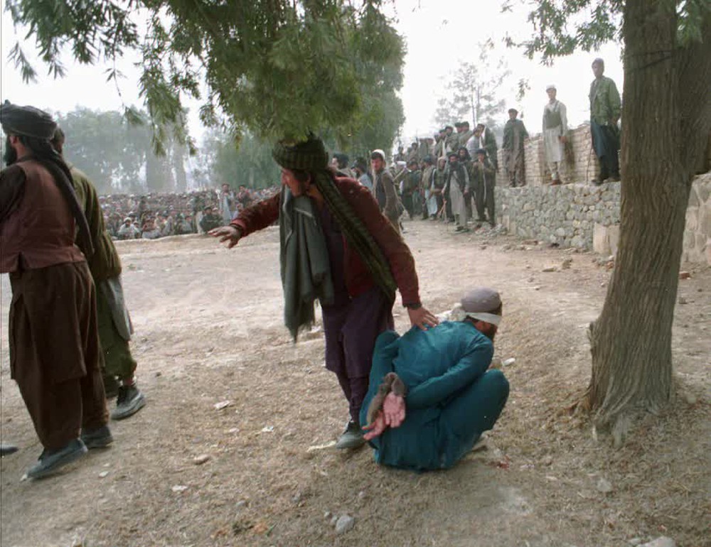  Người Afghanistan chưa quên cảnh tổng thống bị treo cổ trên cột đèn - Ảnh 3.