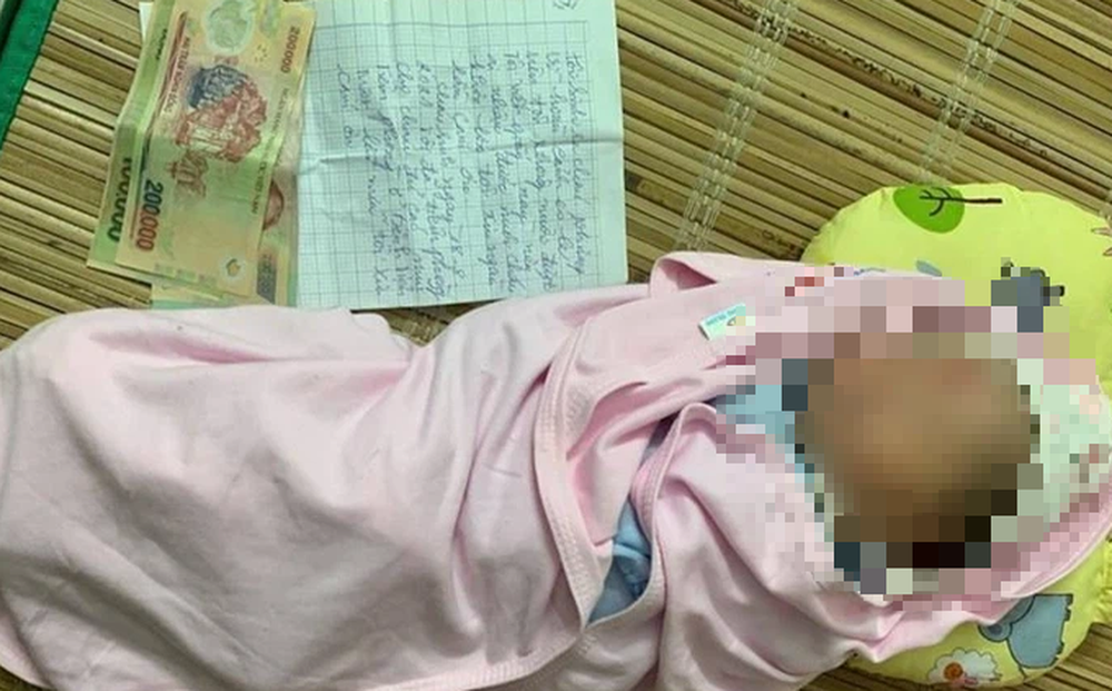 Bé trai sơ sinh bị bỏ rơi dưới gầm cầu cùng bức thư nhờ nuôi kèm 2,2 triệu đồng