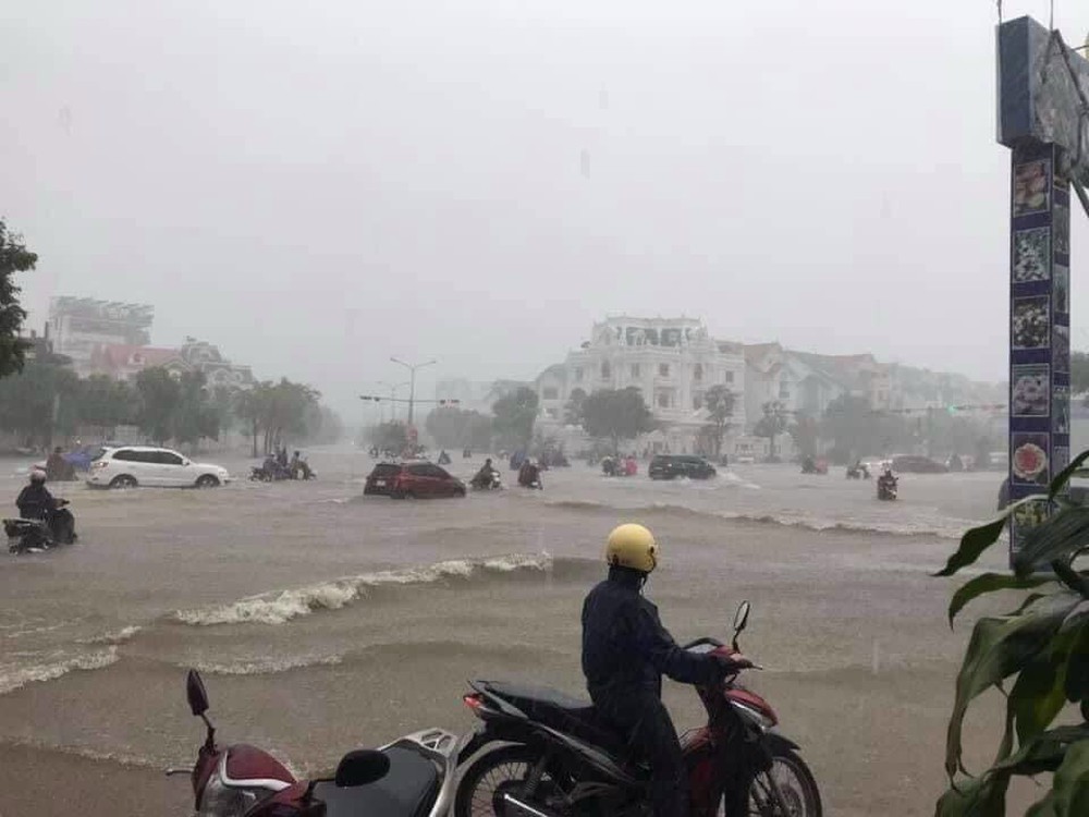 Mưa lớn ở Hải Phòng, nhiều tuyến phố ngập trong biển nước, xe chết máy la liệt - Ảnh 5.