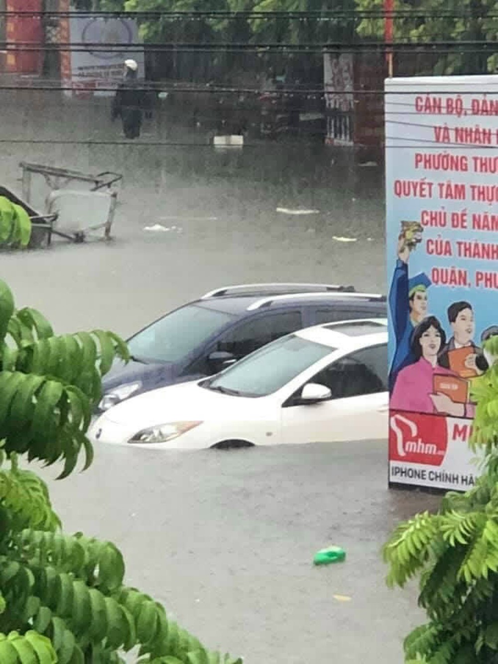 Mưa lớn ở Hải Phòng, nhiều tuyến phố ngập trong biển nước, xe chết máy la liệt - Ảnh 6.